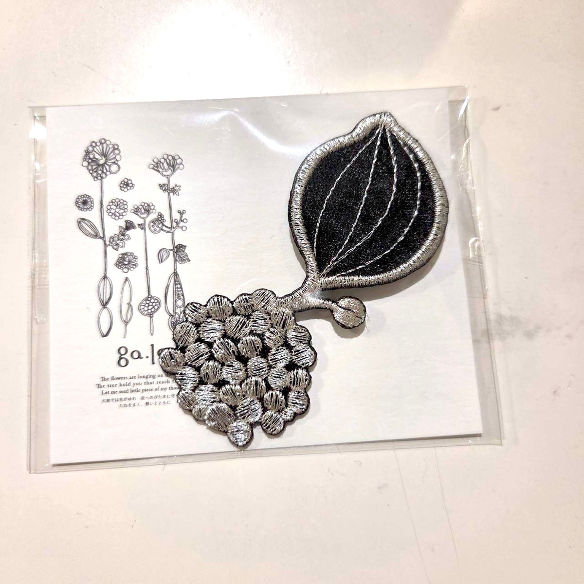 刺繍ブローチ
