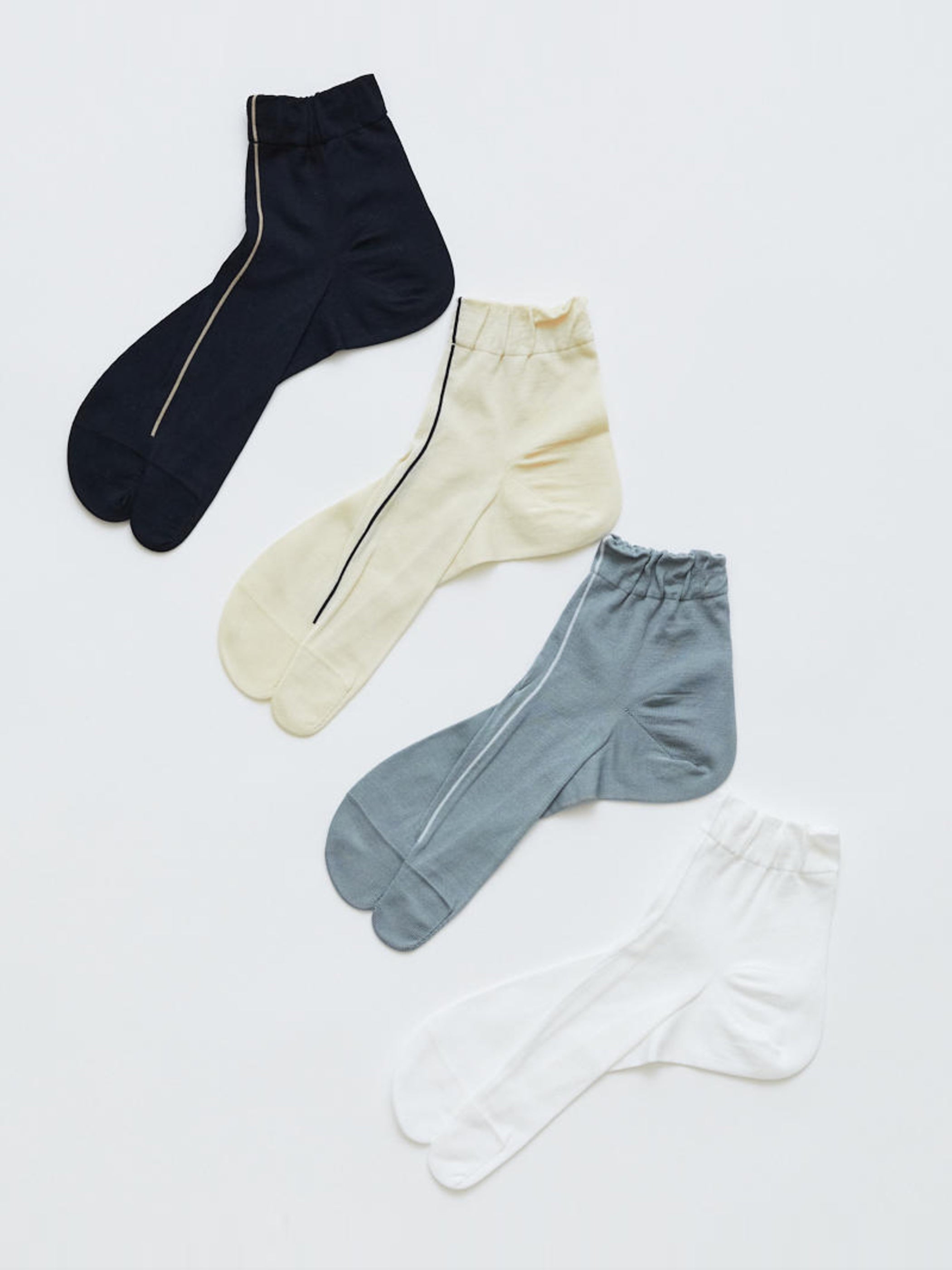 TABI WITH LINE SOCKS