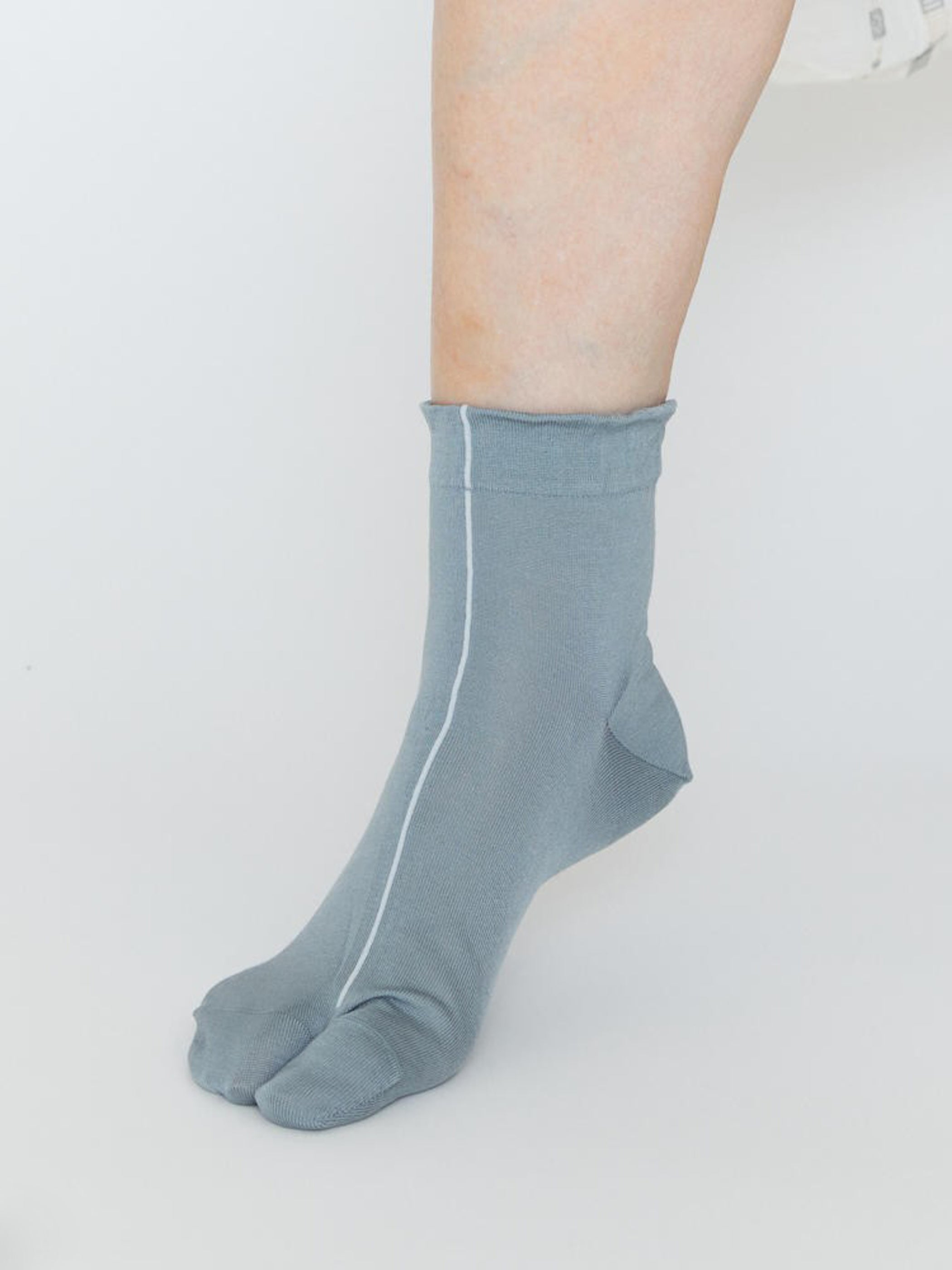 TABI WITH LINE SOCKS