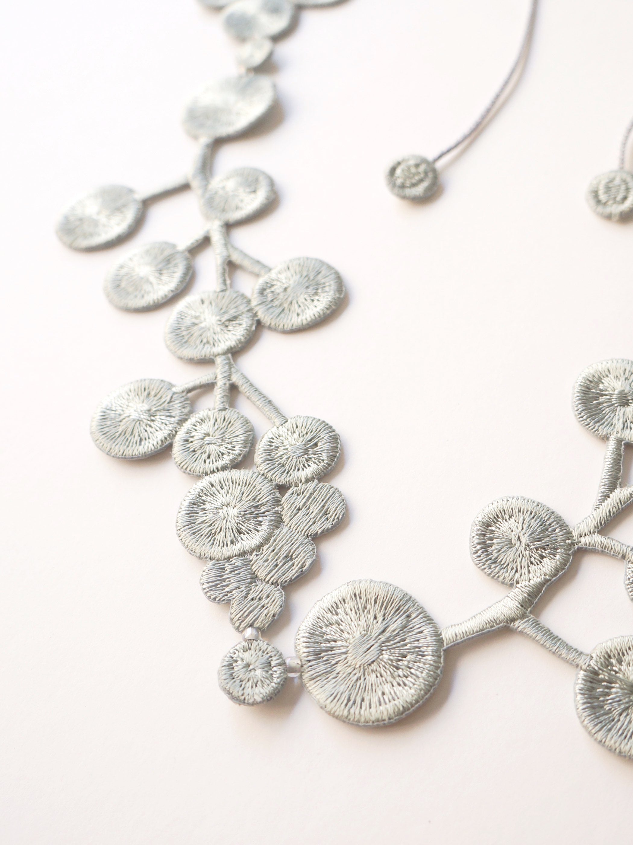 刺繍ネックレス