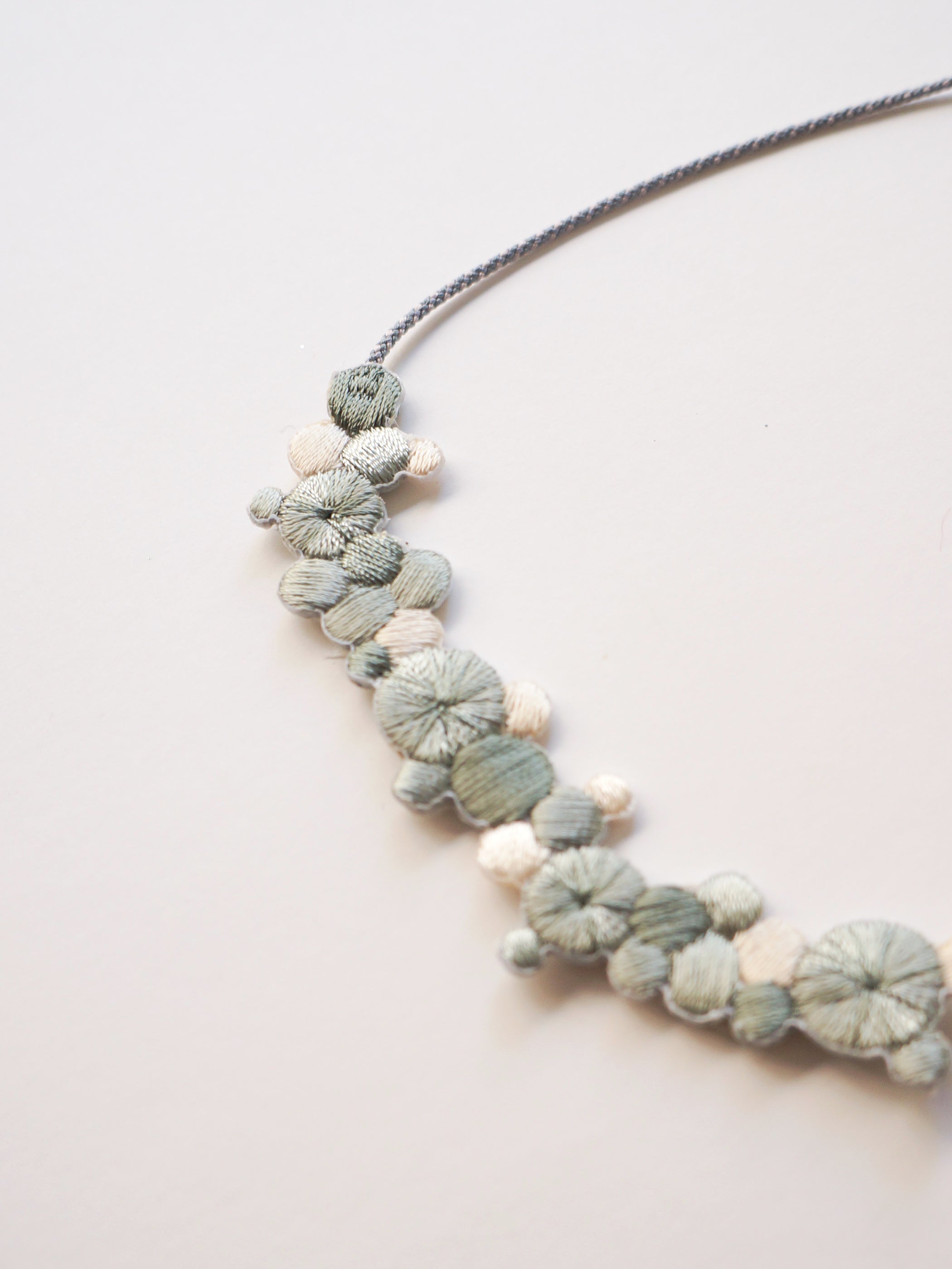 刺繍ネックレス