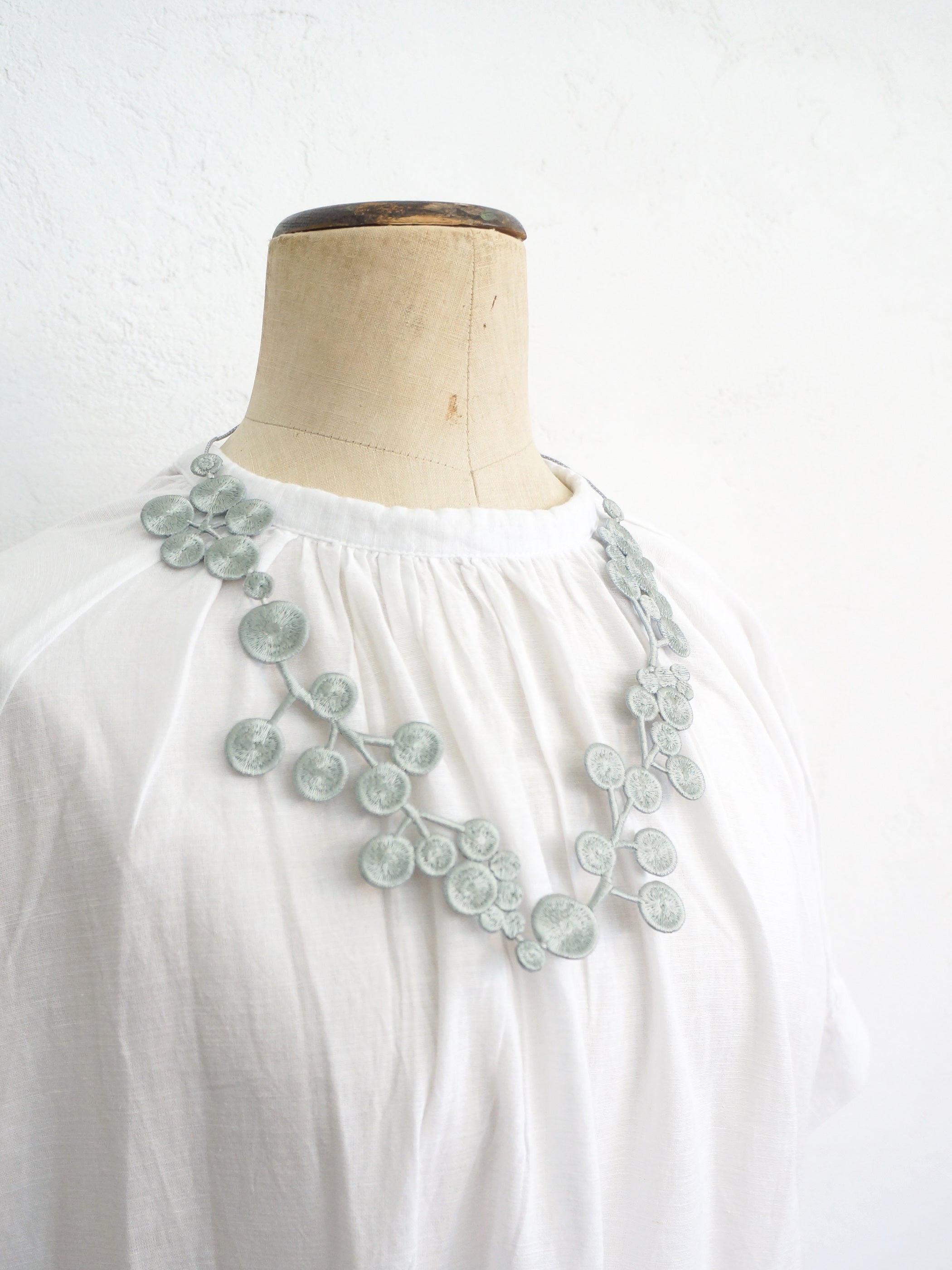 刺繍ネックレス