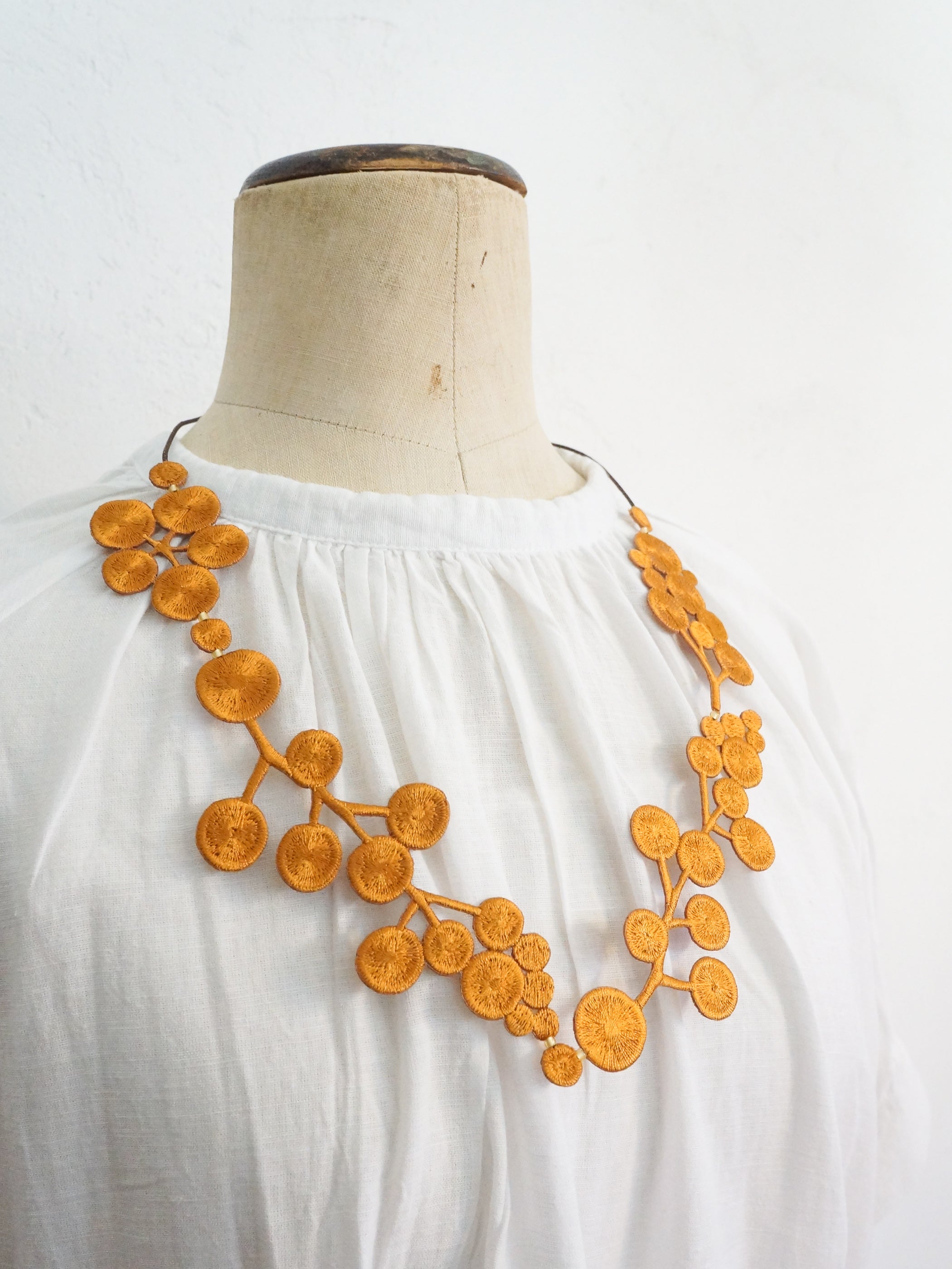 刺繍ネックレス