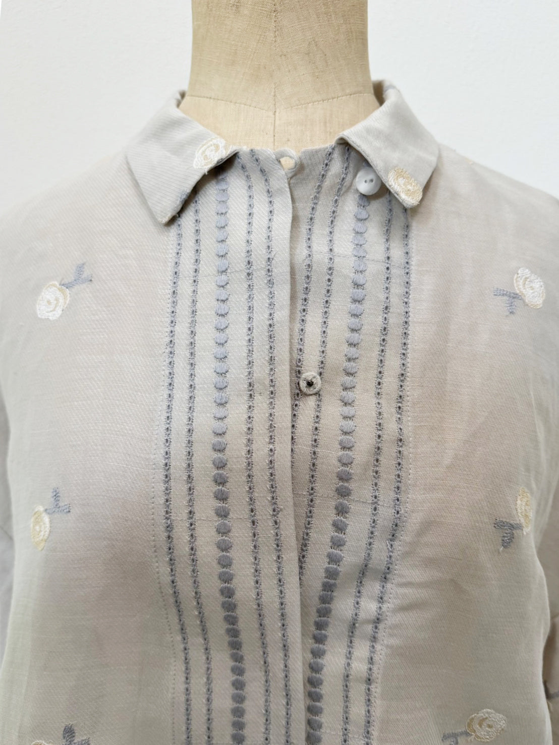 EMBROIDERY BLOUSE