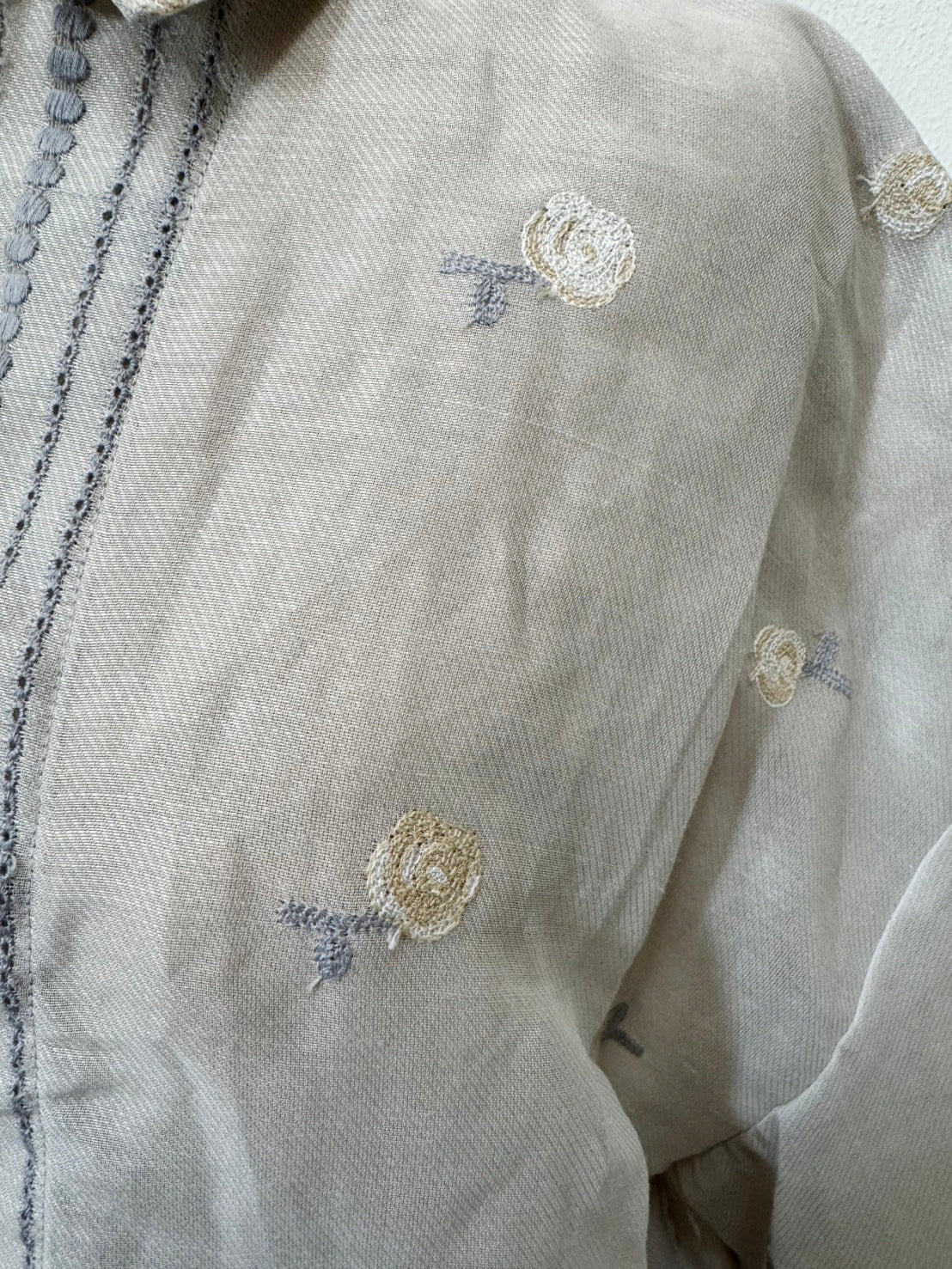 EMBROIDERY BLOUSE