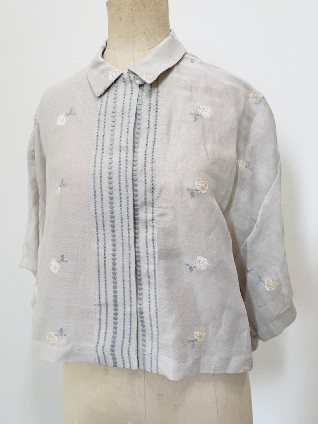 EMBROIDERY BLOUSE