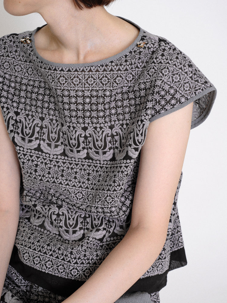 EMBROIDERY SLEEVELESS TOPS