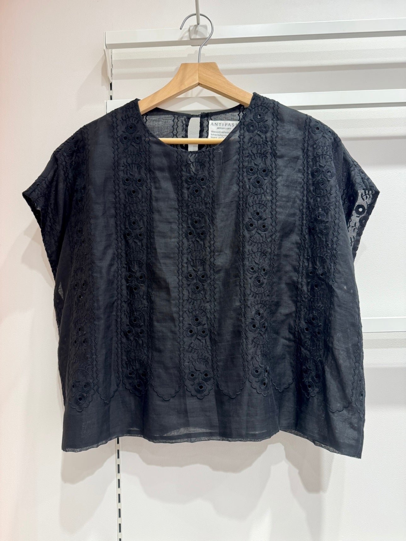 ET256 / COTTON LAWN TOPS WITH EMBROIDERY / BLACK