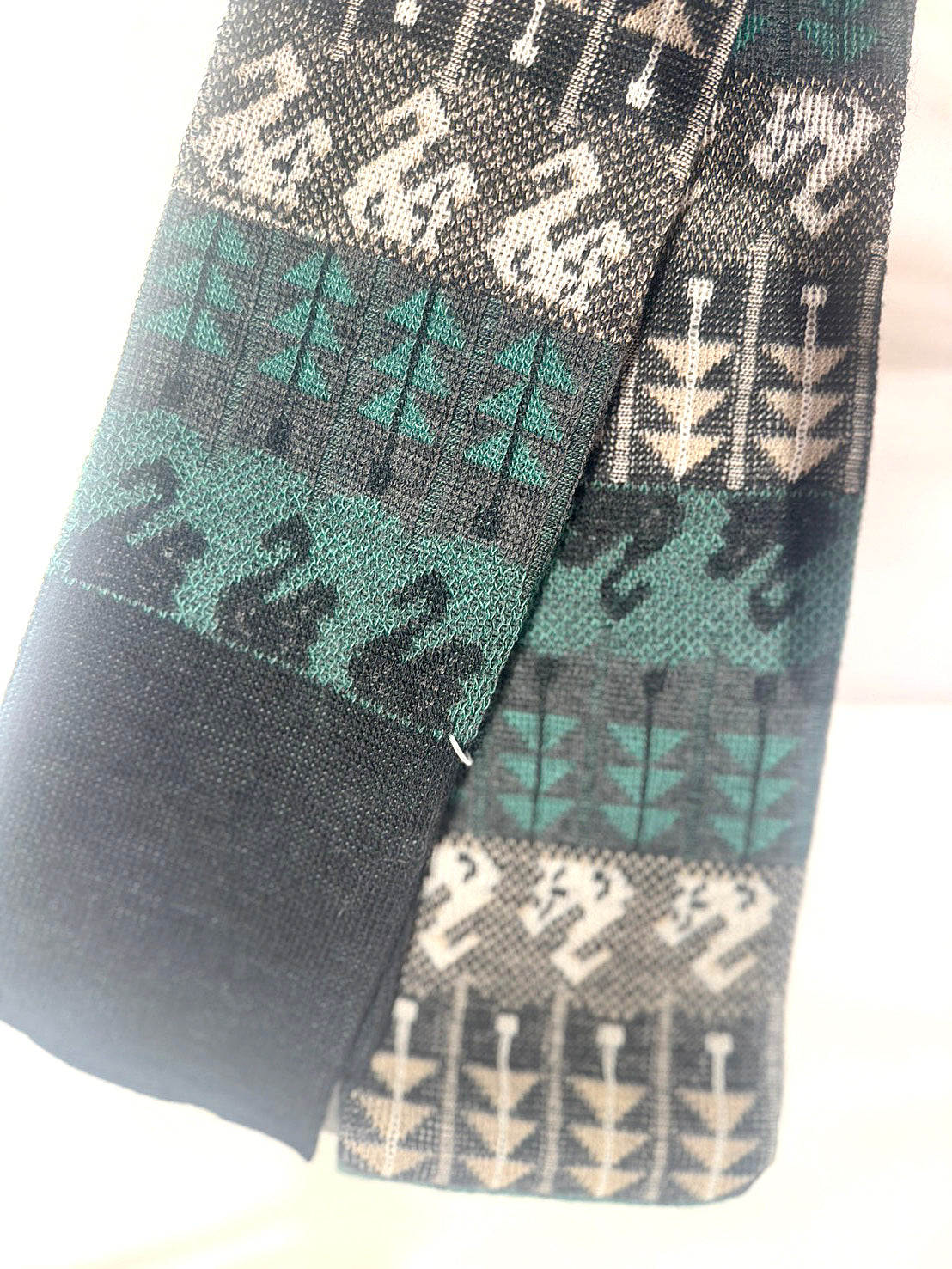 SOCK KNIT MUFFLER / M46-810 / SWAN LAKE(蜂モチーフ付)