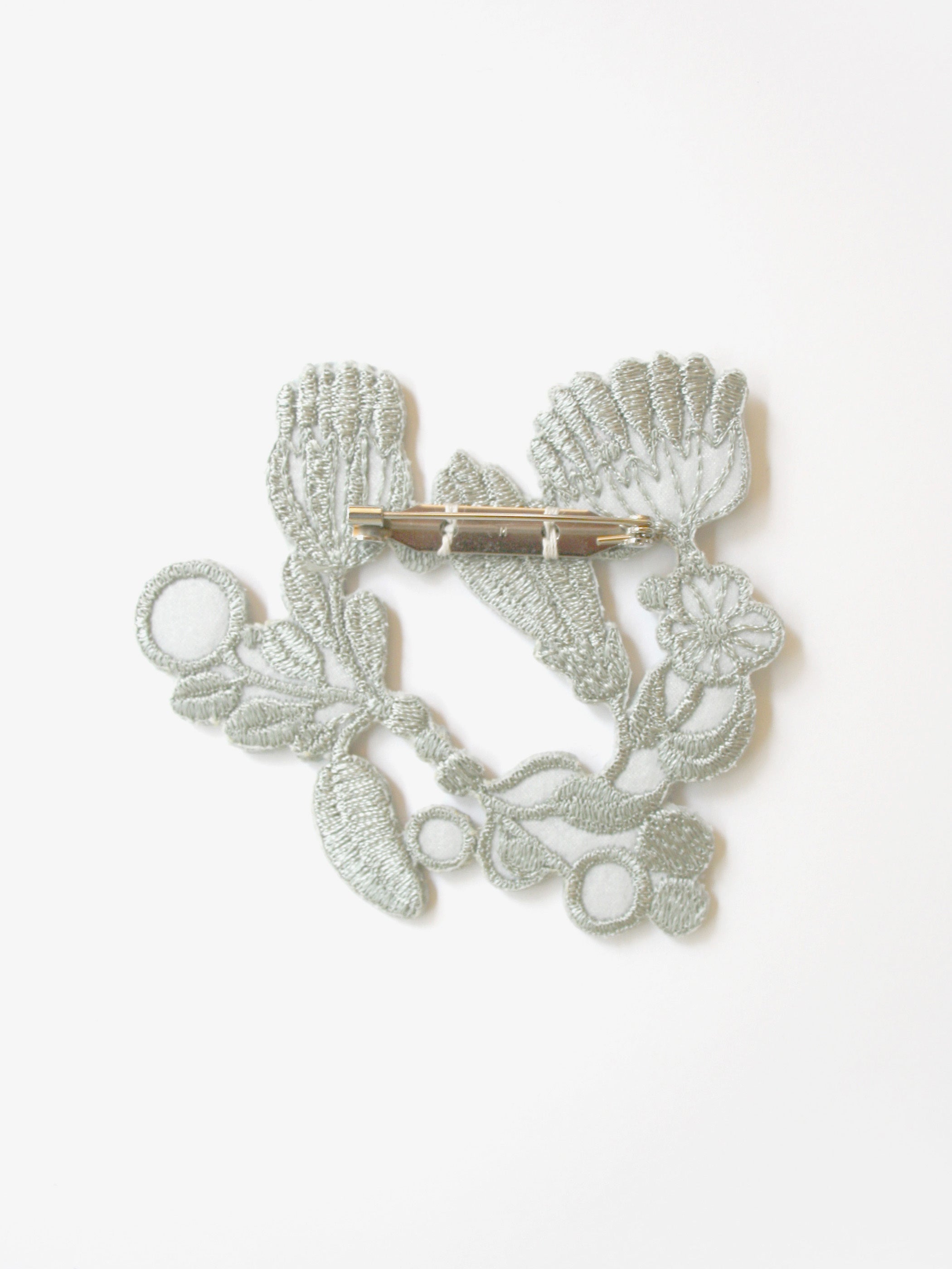 刺繍ブローチ