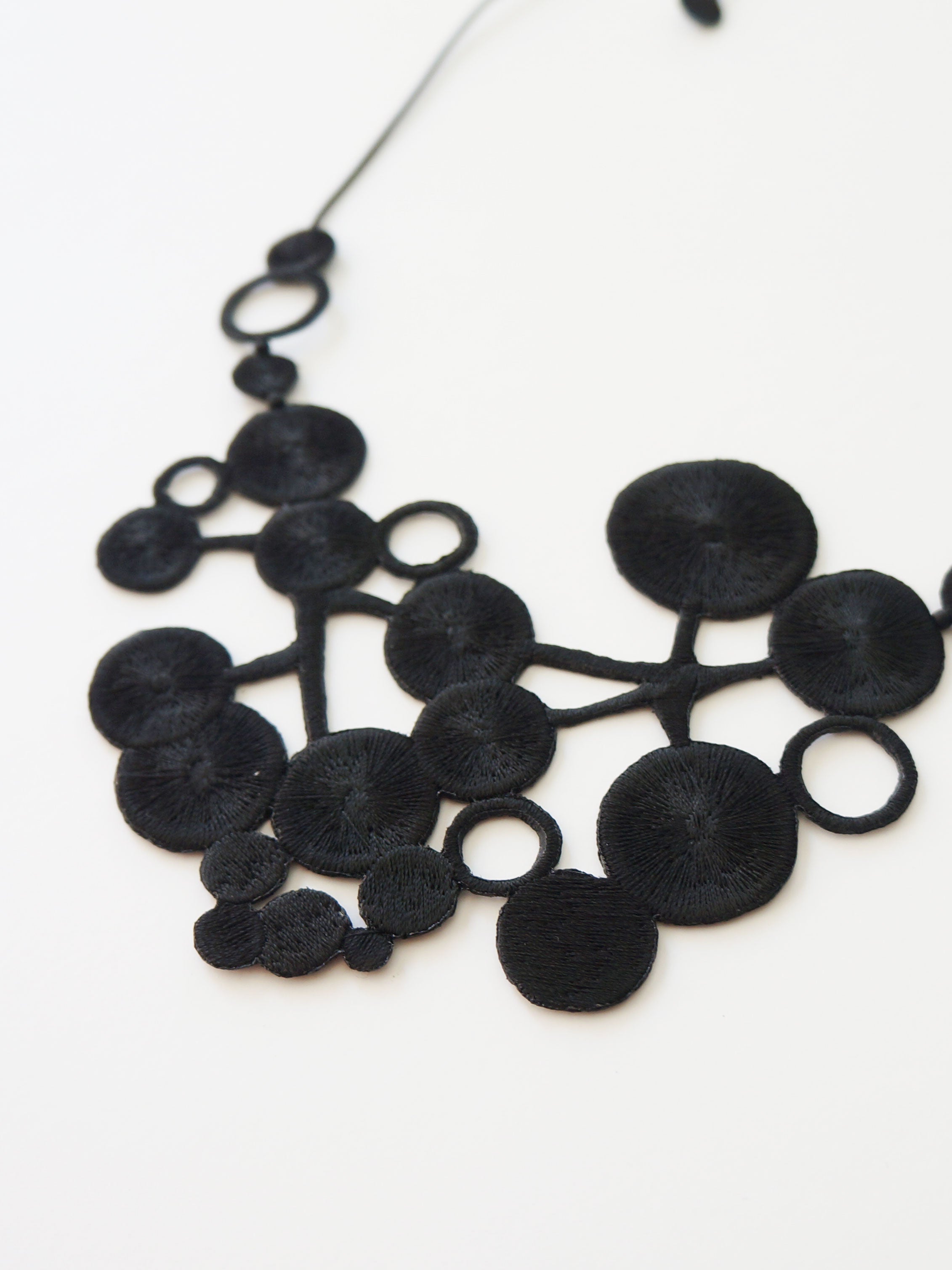 刺繍ネックレス