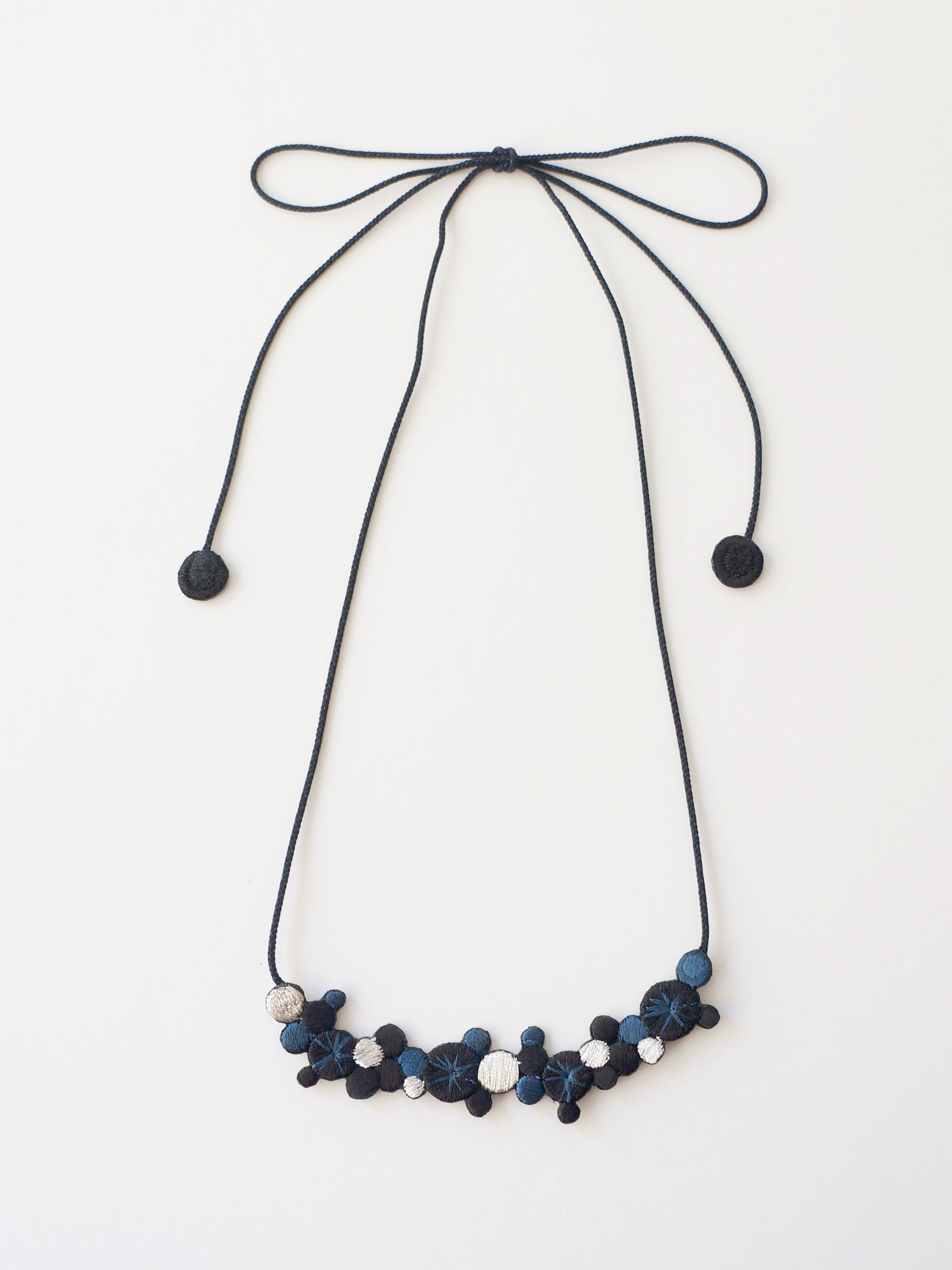 刺繍ネックレス