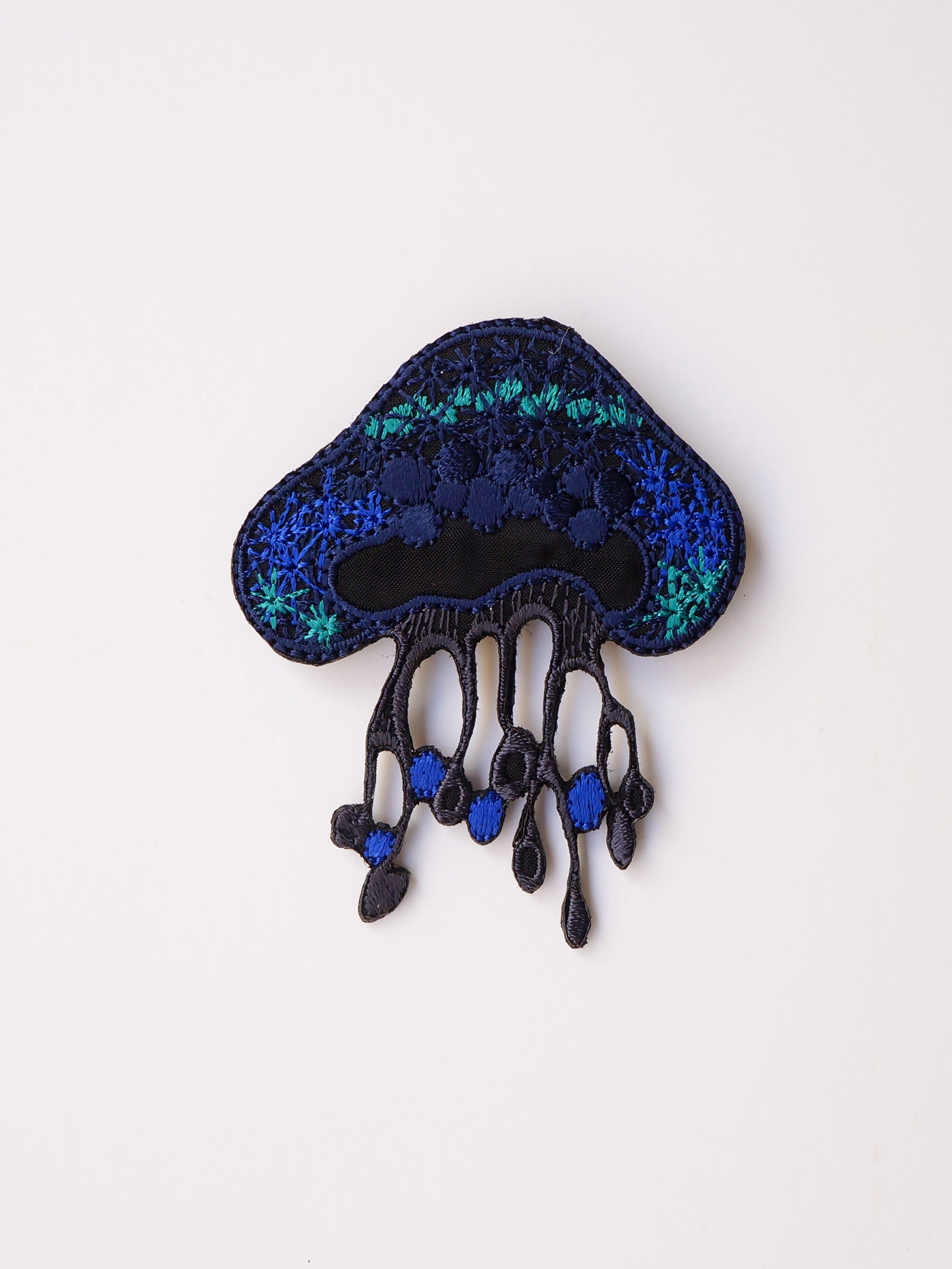 刺繍ブローチ