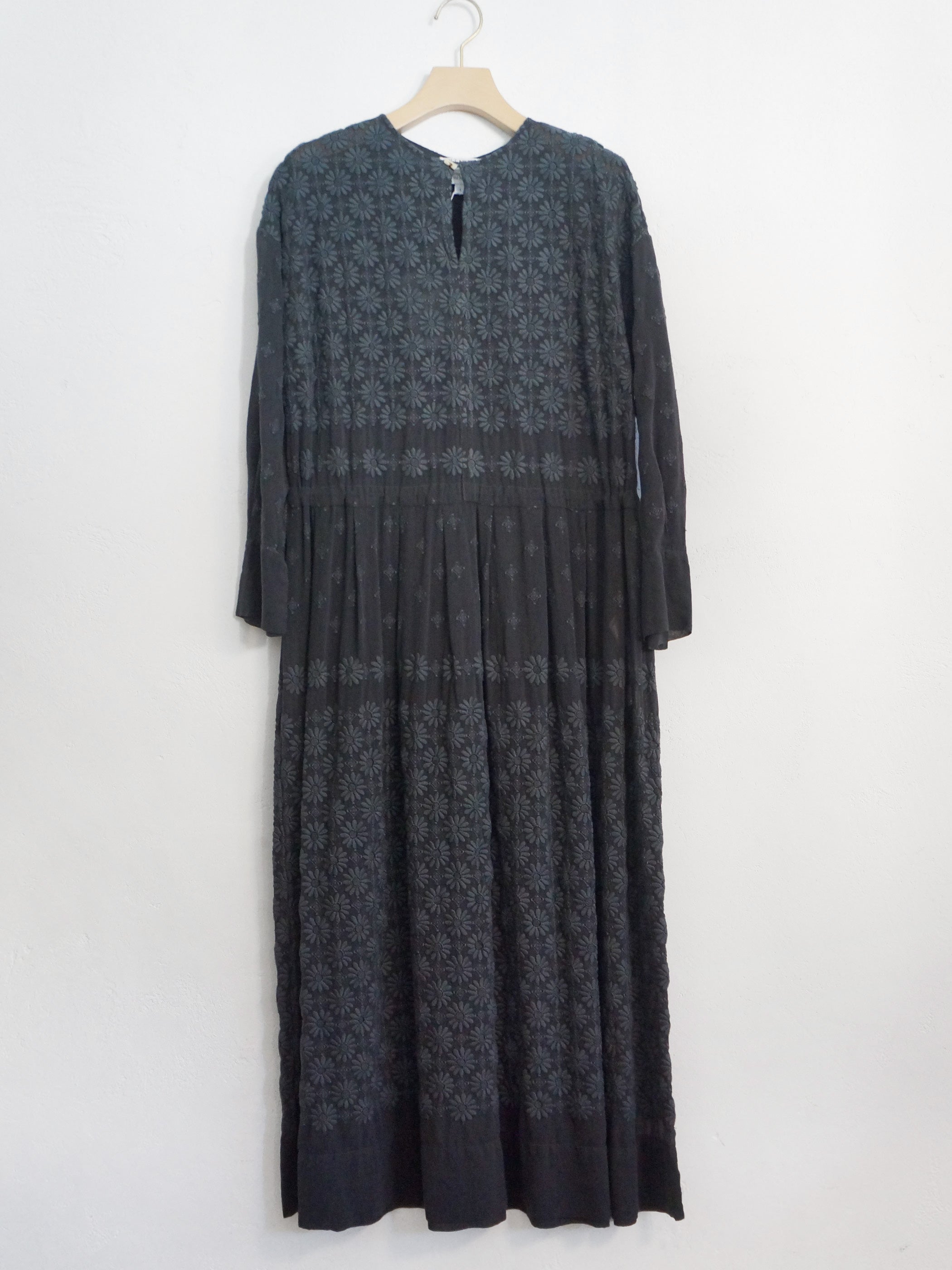 GARMMENT-DYED EMBROIDERY DRESS CHARCOAL