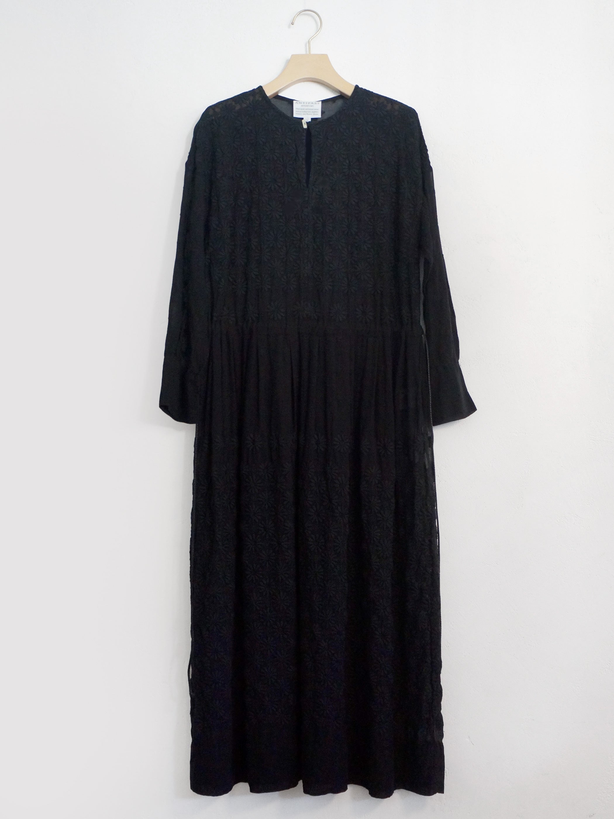 GARMMENT-DYED EMBROIDERY DRESS BLACK