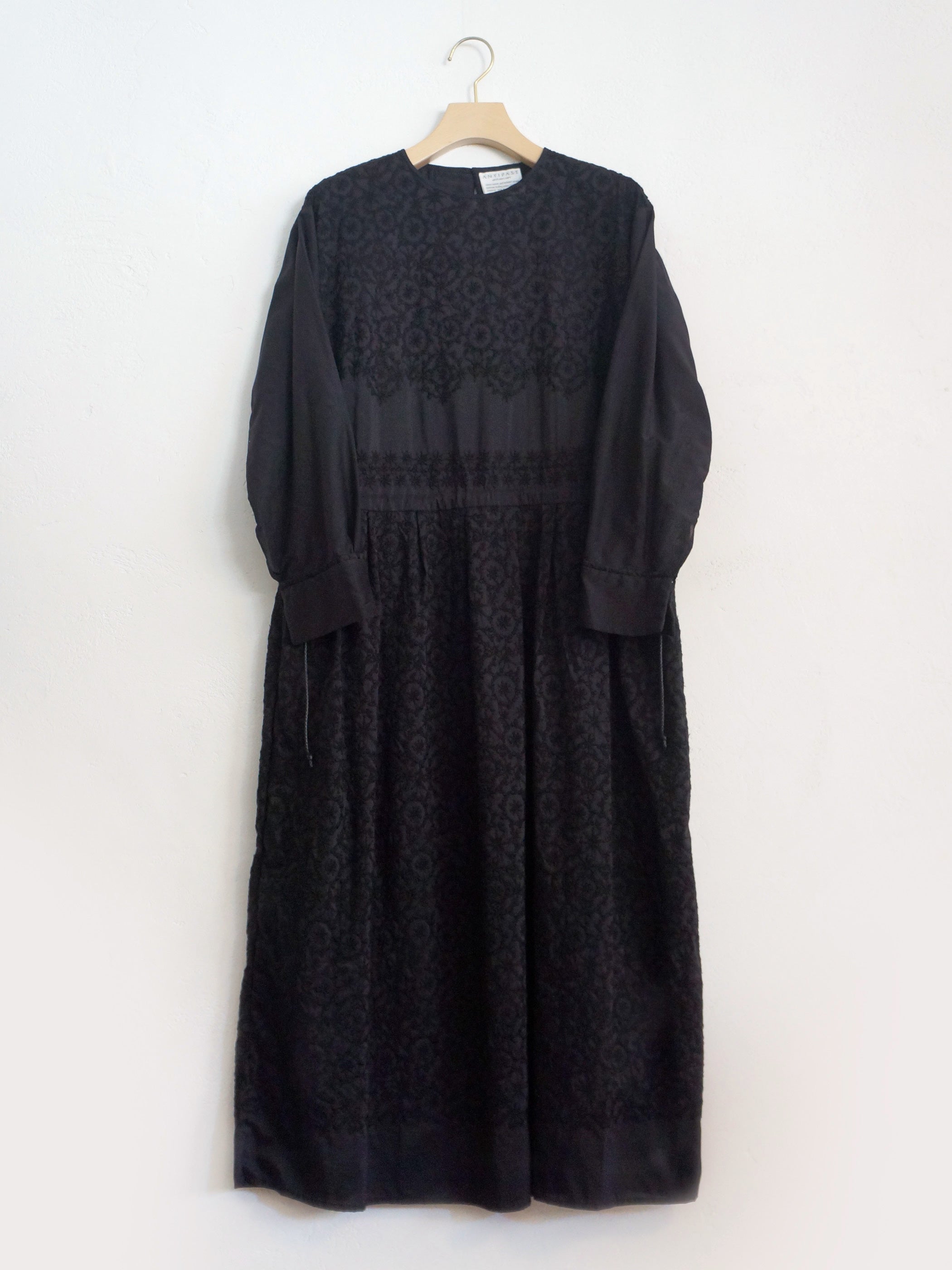 CIRCLE EMBROIDERY DRESS BLACK