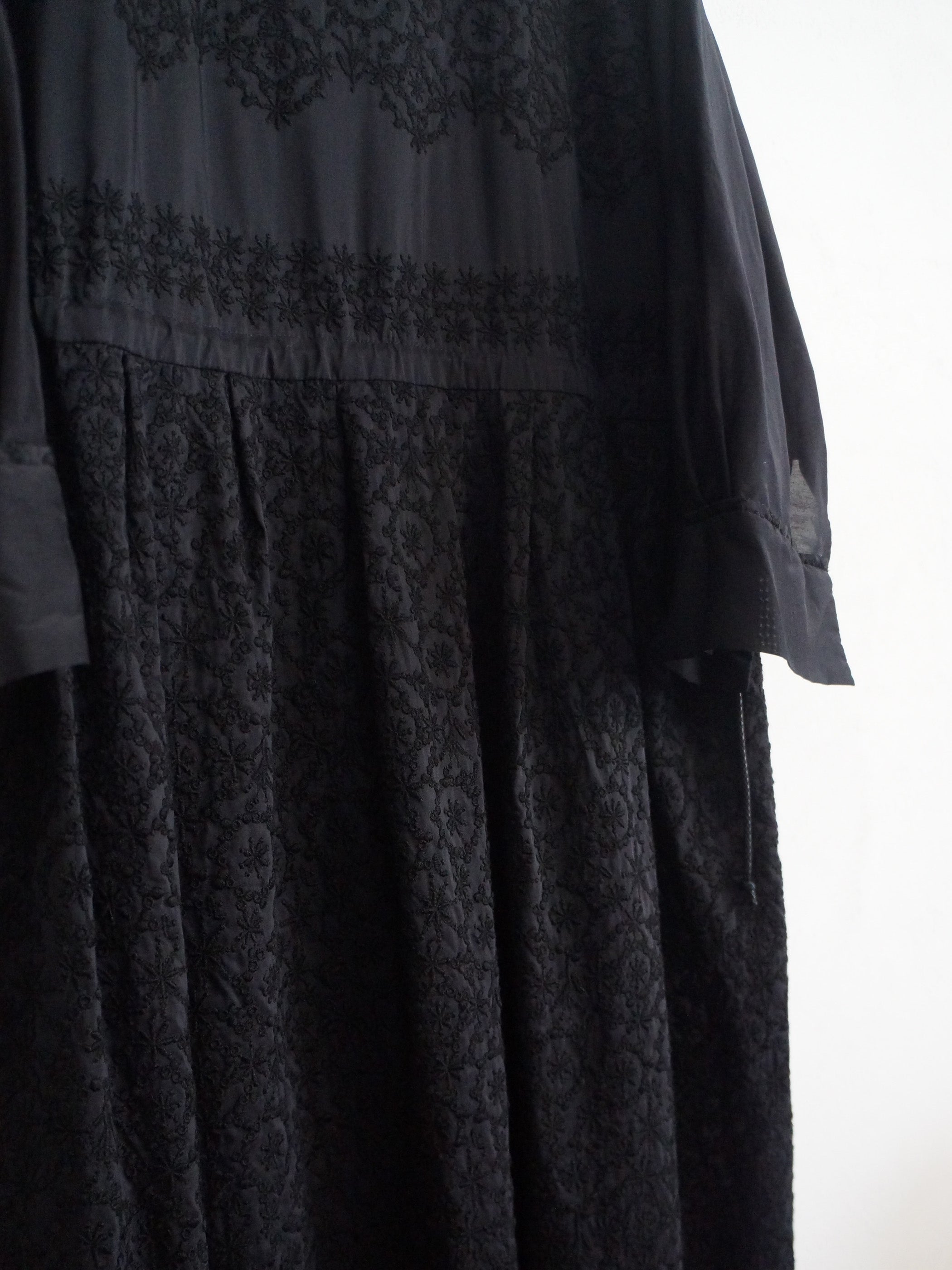 CIRCLE EMBROIDERY DRESS BLACK