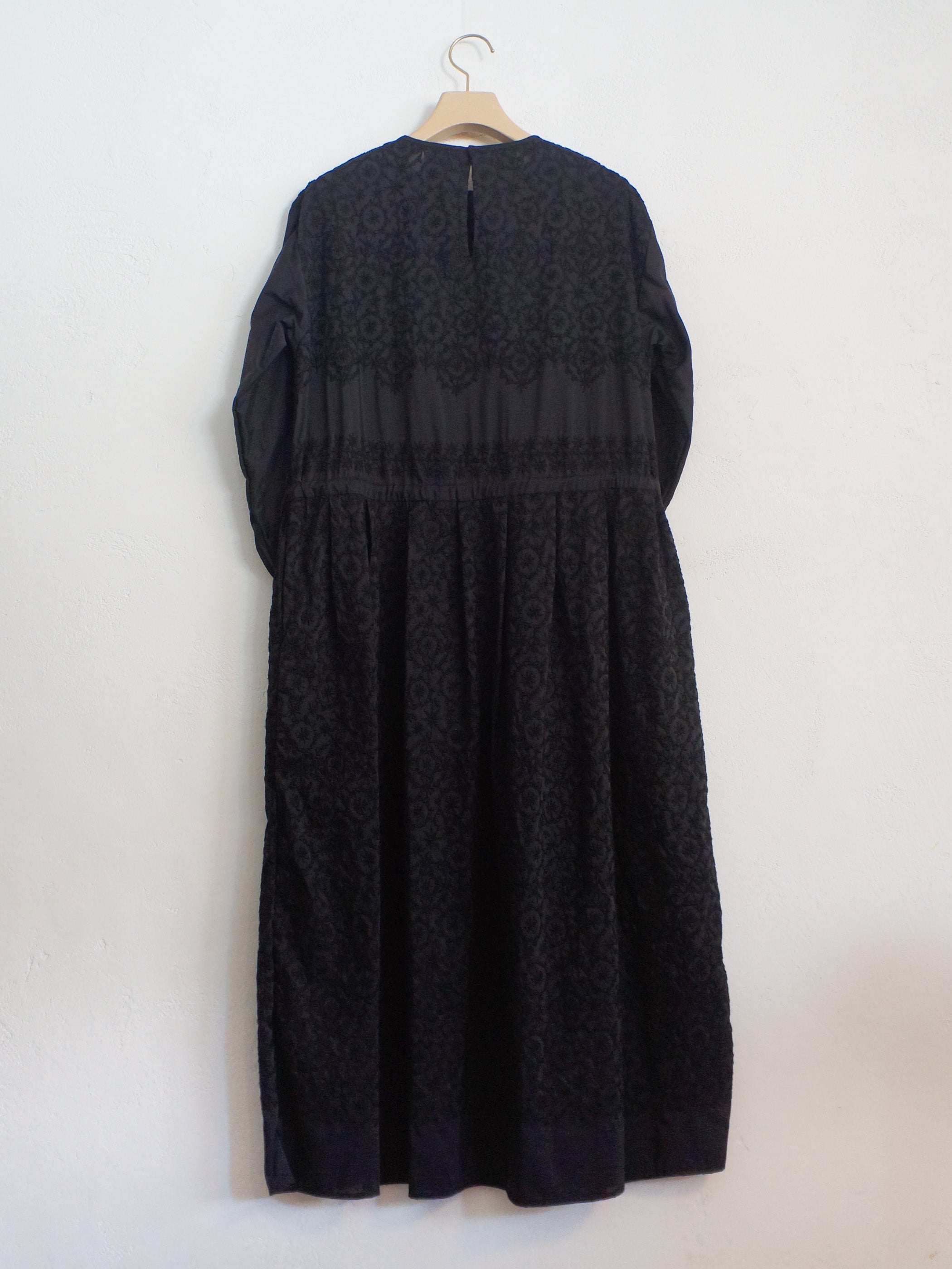 CIRCLE EMBROIDERY DRESS BLACK