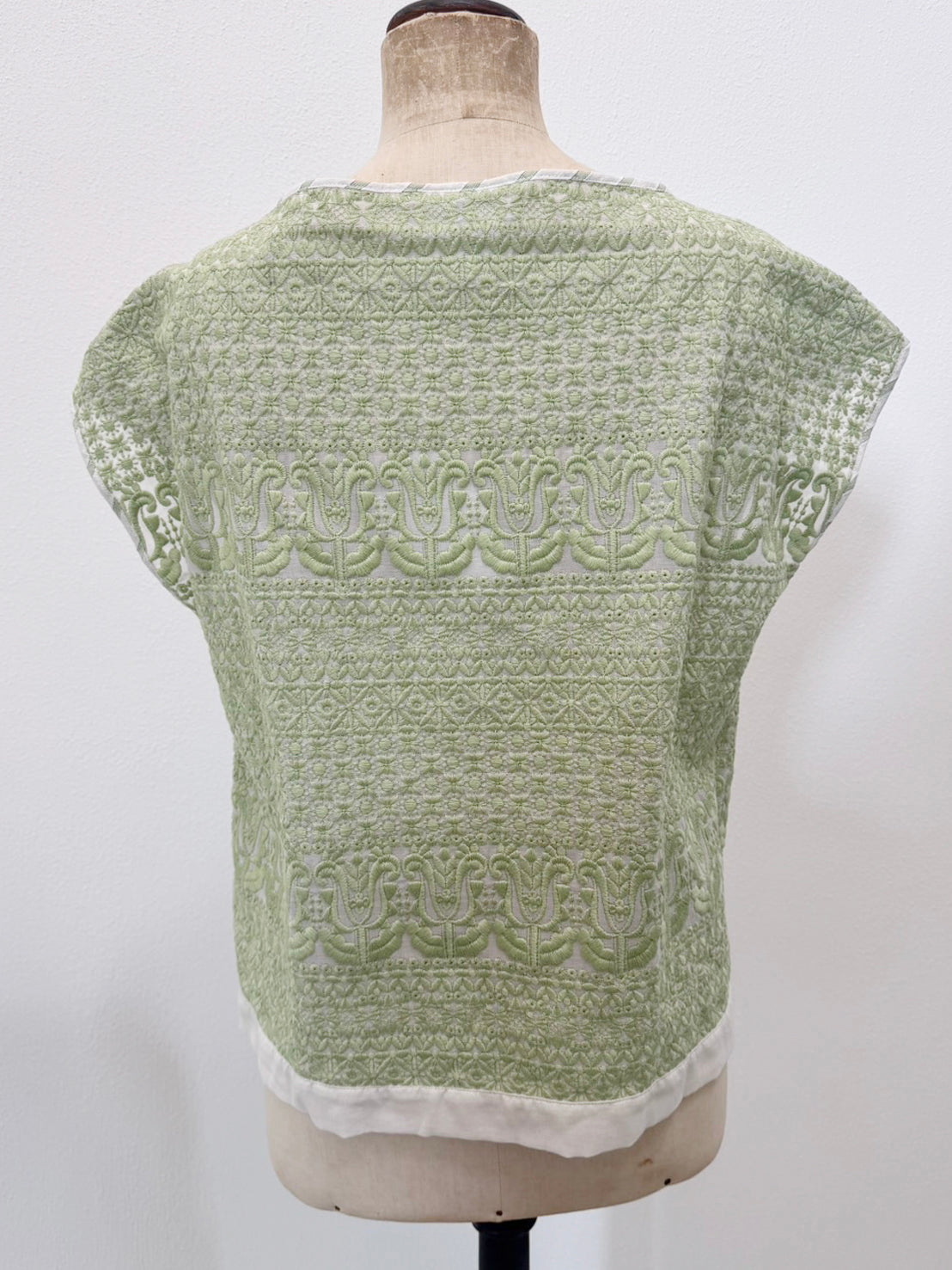 EMBROIDERY SLEEVELESS TOPS