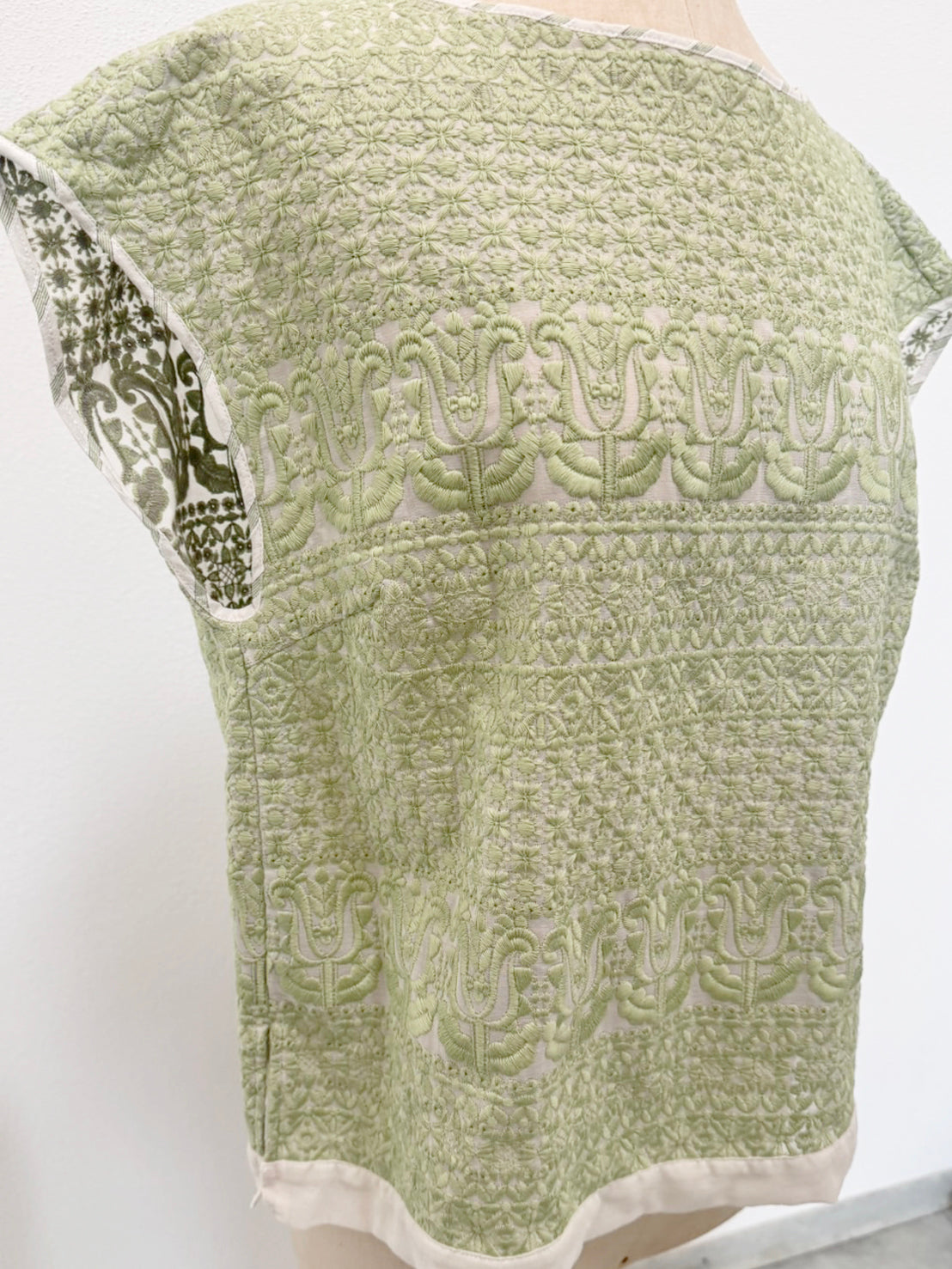EMBROIDERY SLEEVELESS TOPS
