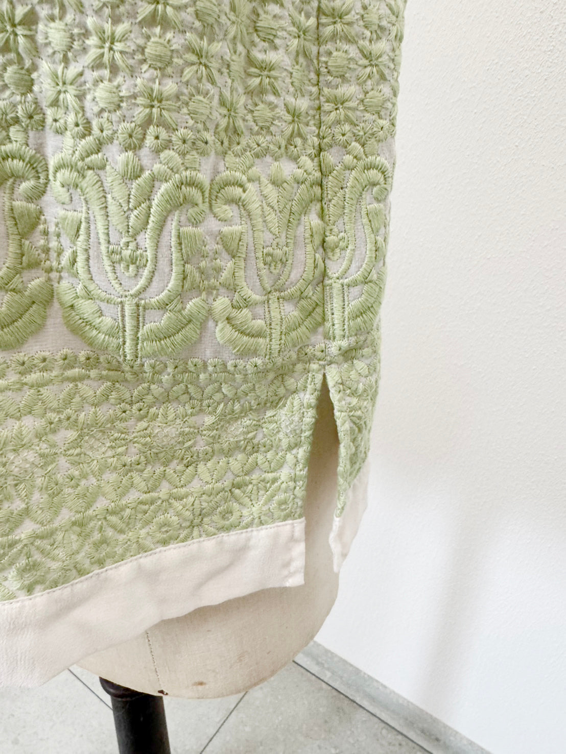 EMBROIDERY SLEEVELESS TOPS