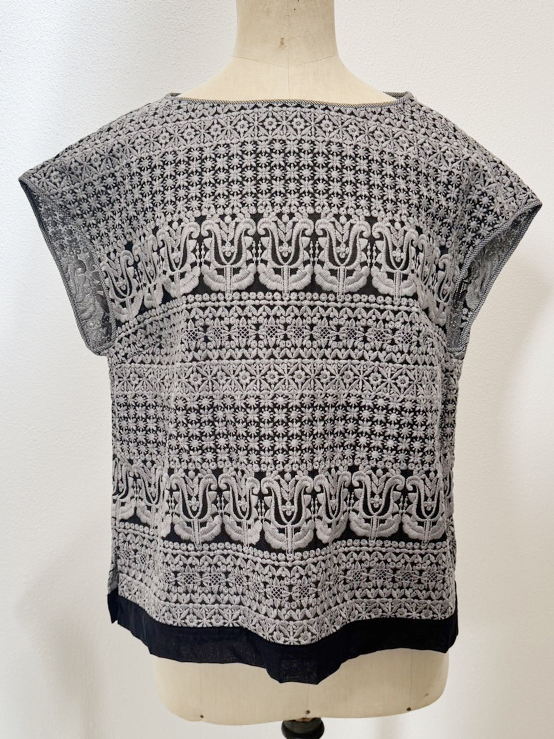 EMBROIDERY SLEEVELESS TOPS