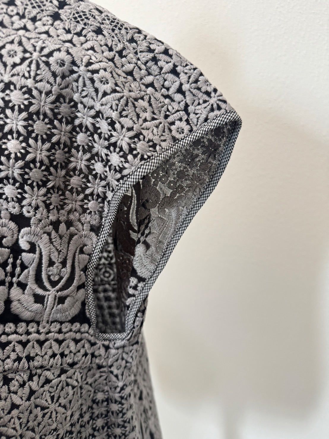 EMBROIDERY SLEEVELESS TOPS