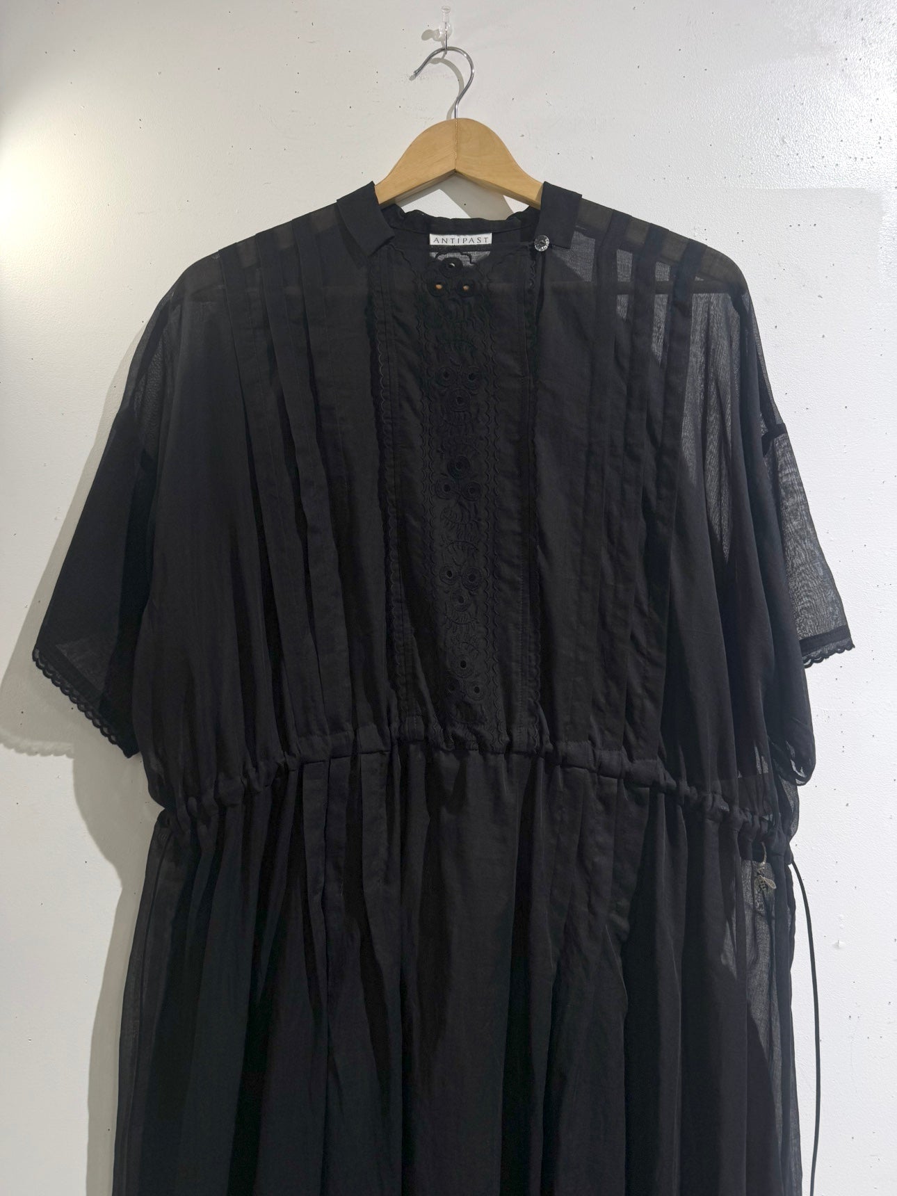 LOP110  / COTTON LAWN DRESS WITH EMBROIDERY / BLACK
