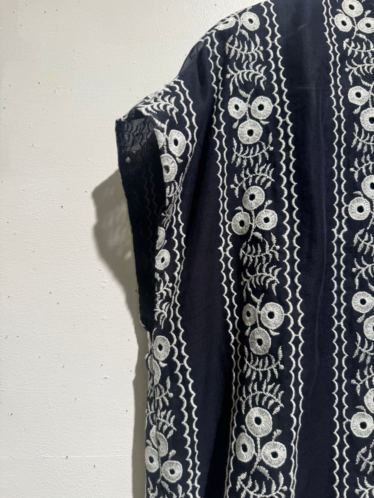 【NEW】ET256 / COTTON LAWN TOPS WITH EMBROIDERY / NAVY