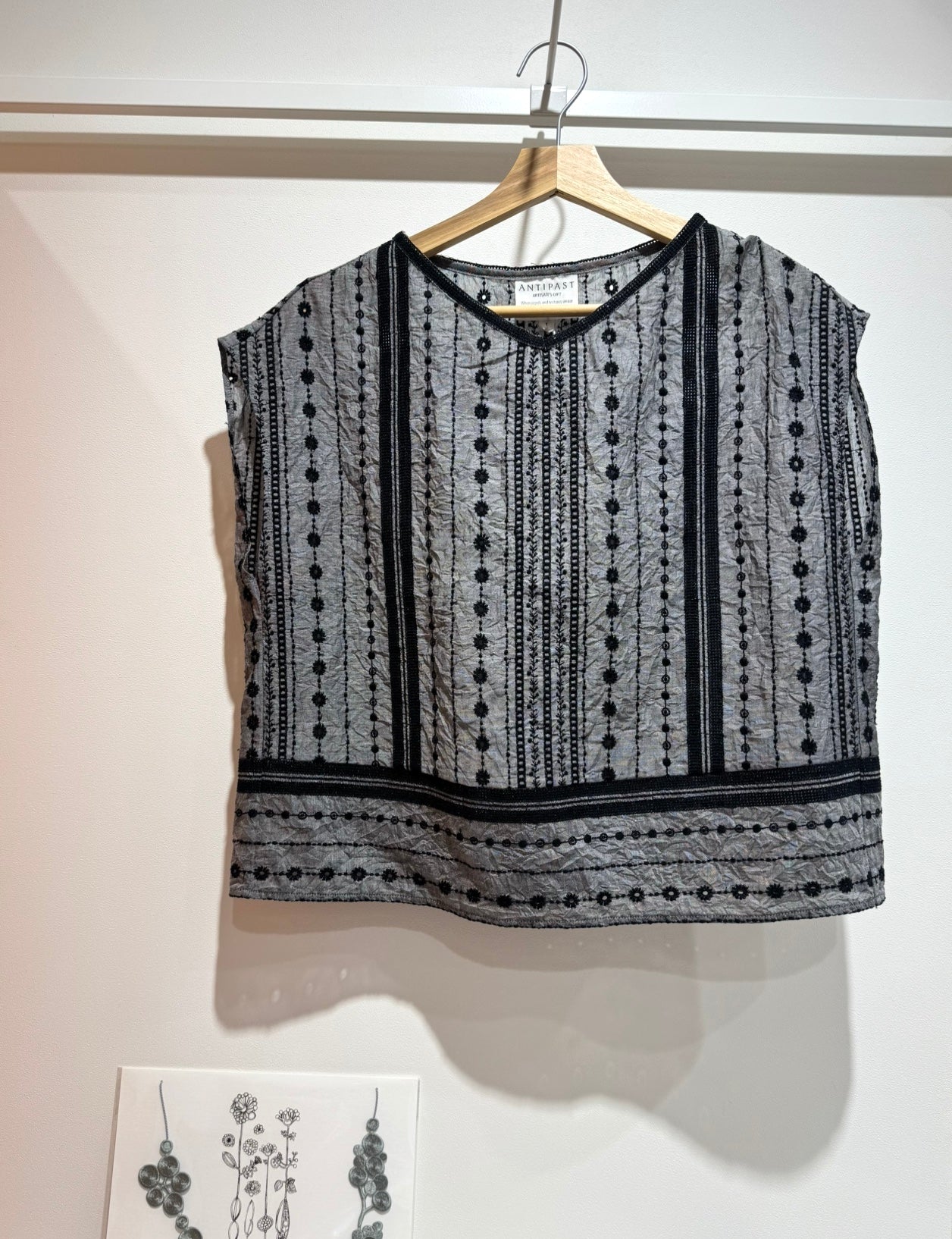 ET245 / EMBROIDERY TOPS / BLACK