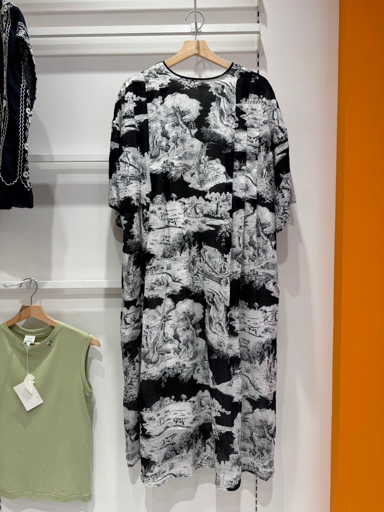 POP63  / PRINTED DRESS / BLACK