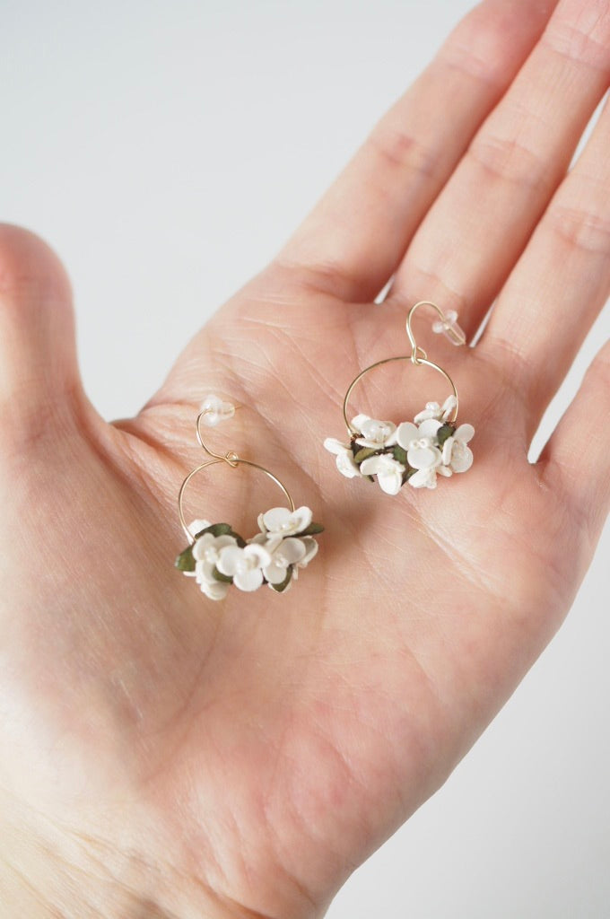 革花ブーケのフープピアス/イヤリング