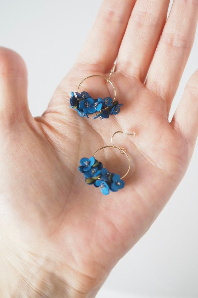 革花ブーケのフープピアス/イヤリング