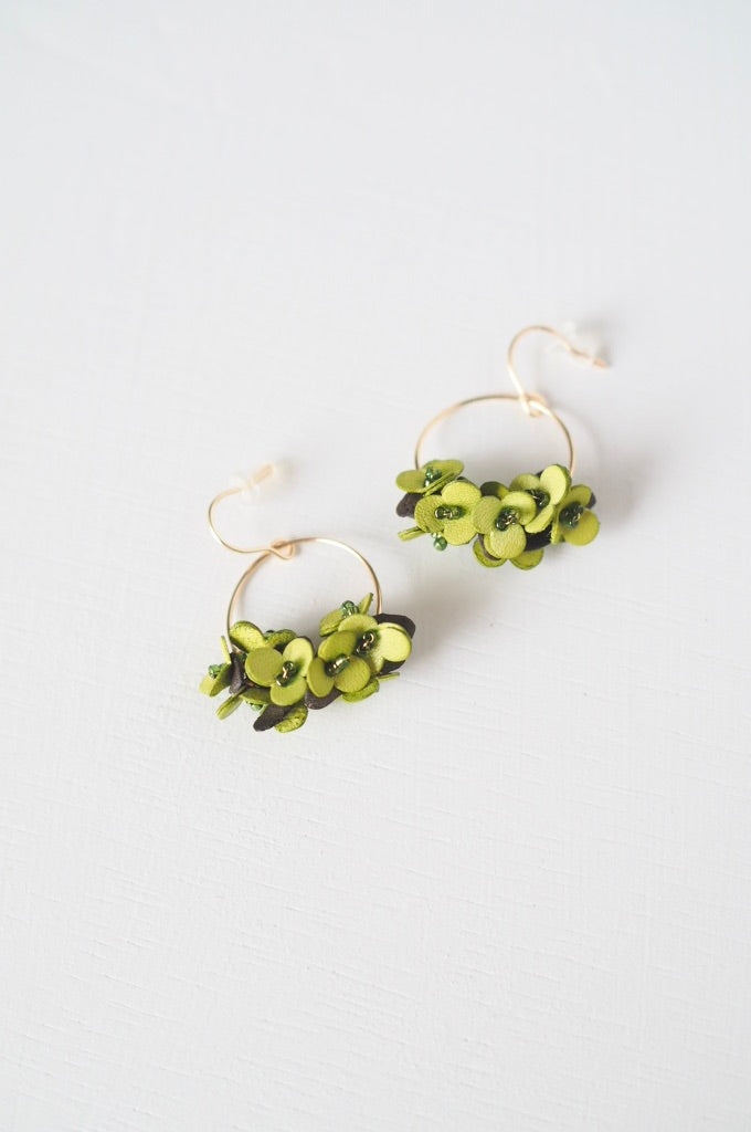 革花ブーケのフープピアス/イヤリング