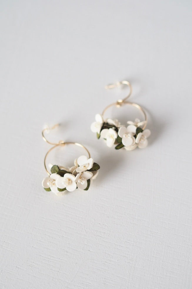 革花ブーケのフープピアス/イヤリング