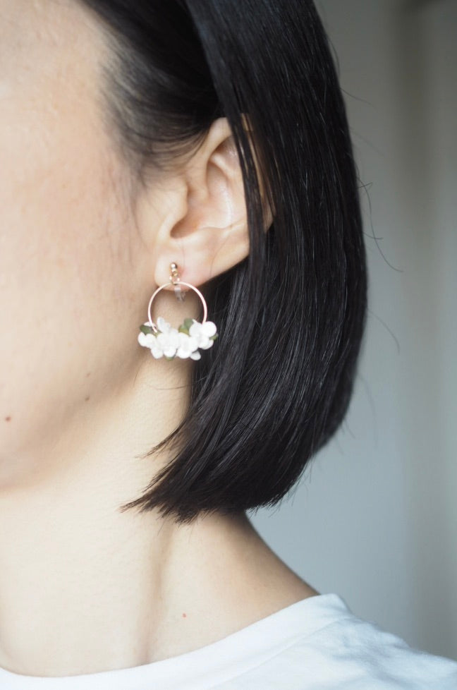 革花ブーケのフープピアス/イヤリング