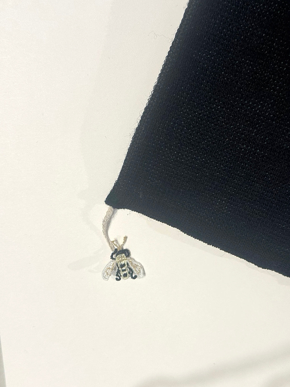 SOCK KNIT MUFFLER / M46-810 / SWAN LAKE(蜂モチーフ付)