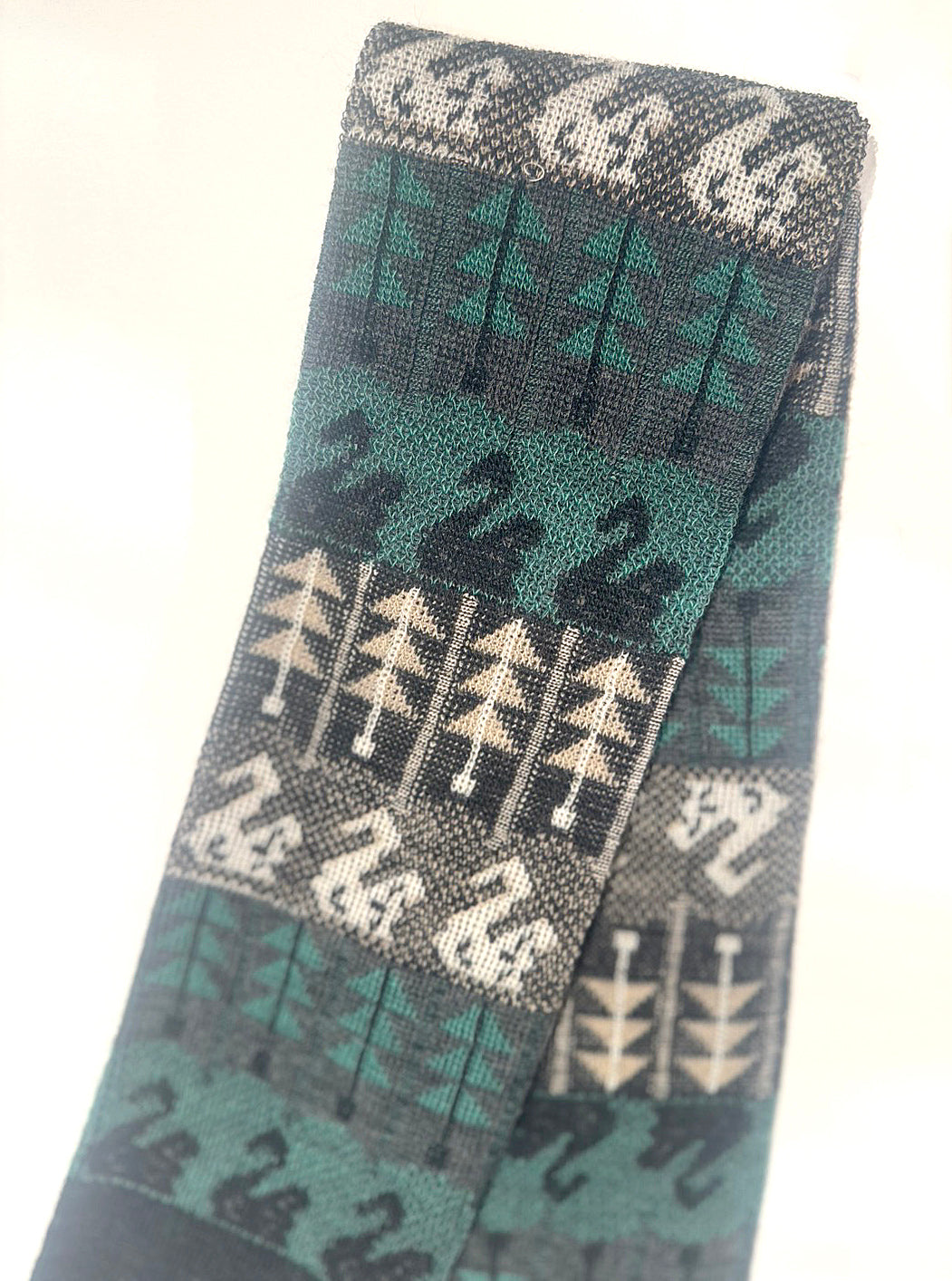 SOCK KNIT MUFFLER / M46-810 / SWAN LAKE(蜂モチーフ付)