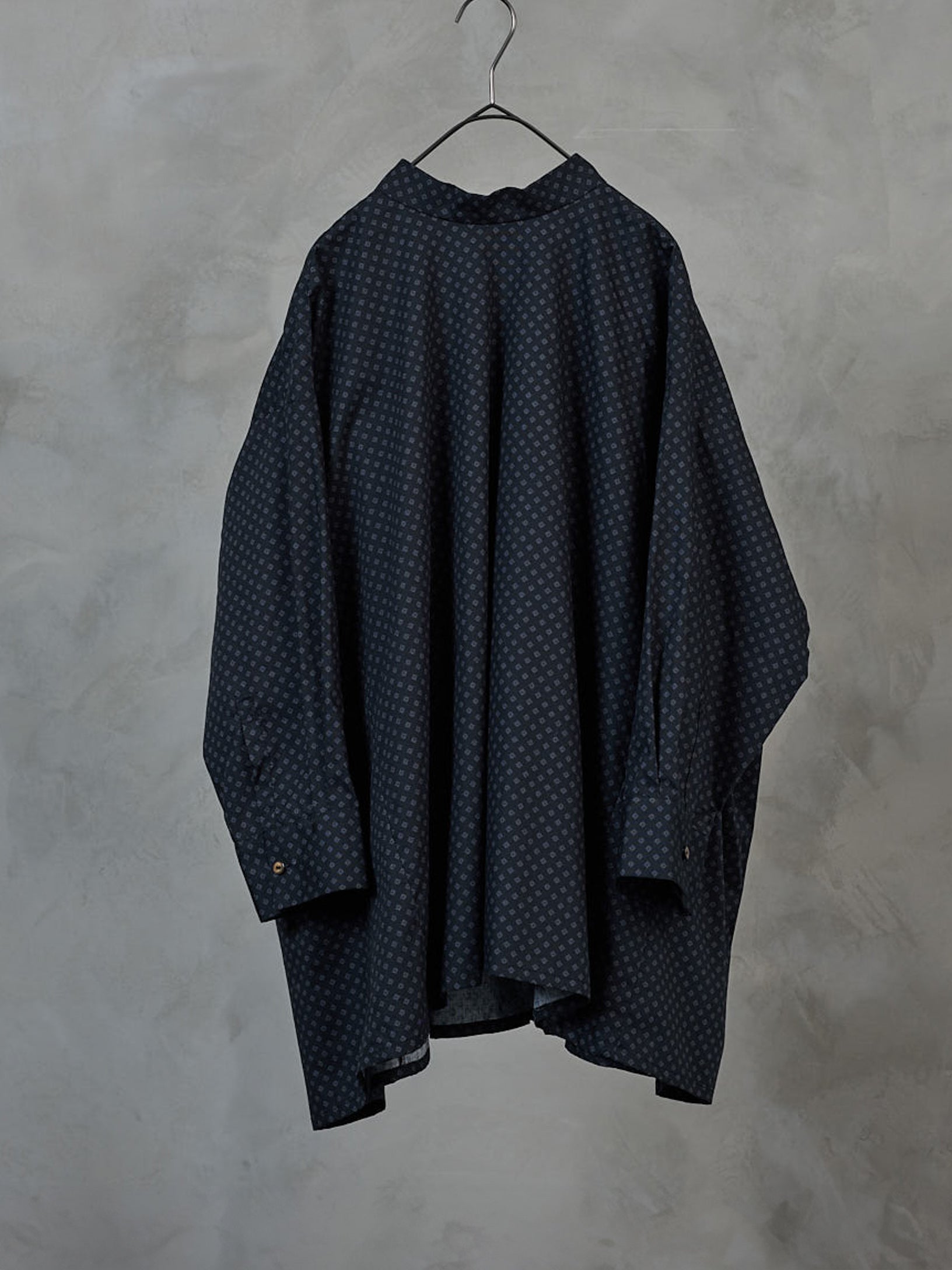 明滅する風景 Back open rectangle blouse